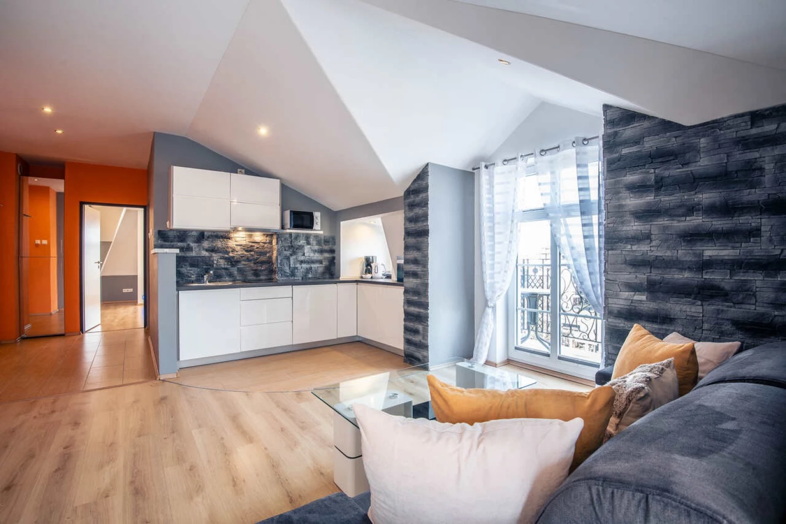 Ferienwohnung Drei Kronen Swinemünde 53 – Wohnzimmer, Küche und Sofa