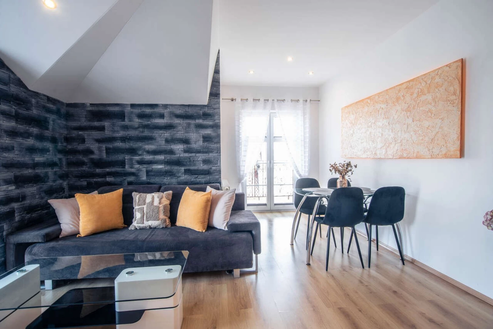 Ferienwohnung Drei Kronen Swinemünde 53 – Wohnzimmer mit Essbereich