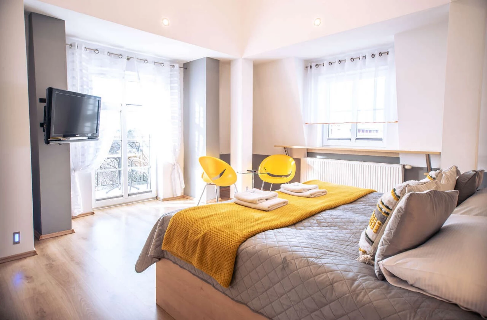 Ferienwohnung Drei Kronen Swinemünde 53 – Schlafzimmer mit Balkon und TV