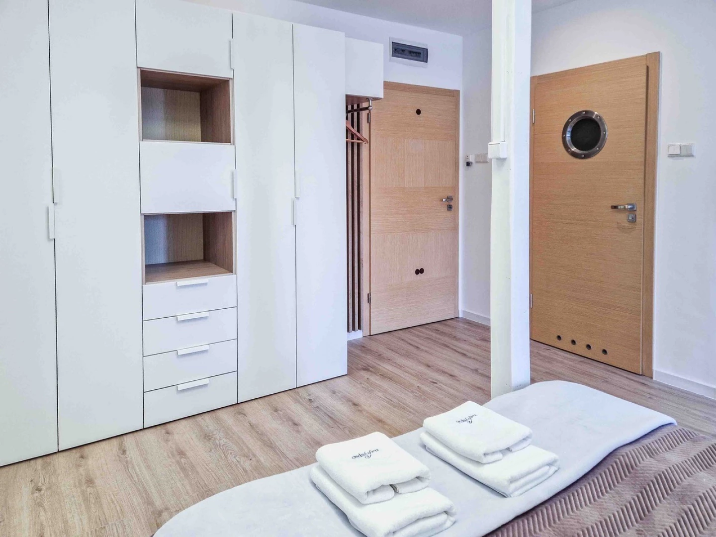 Ferienwohnung Drei Kronen Swinemünde 54 – Schrank und Eingang