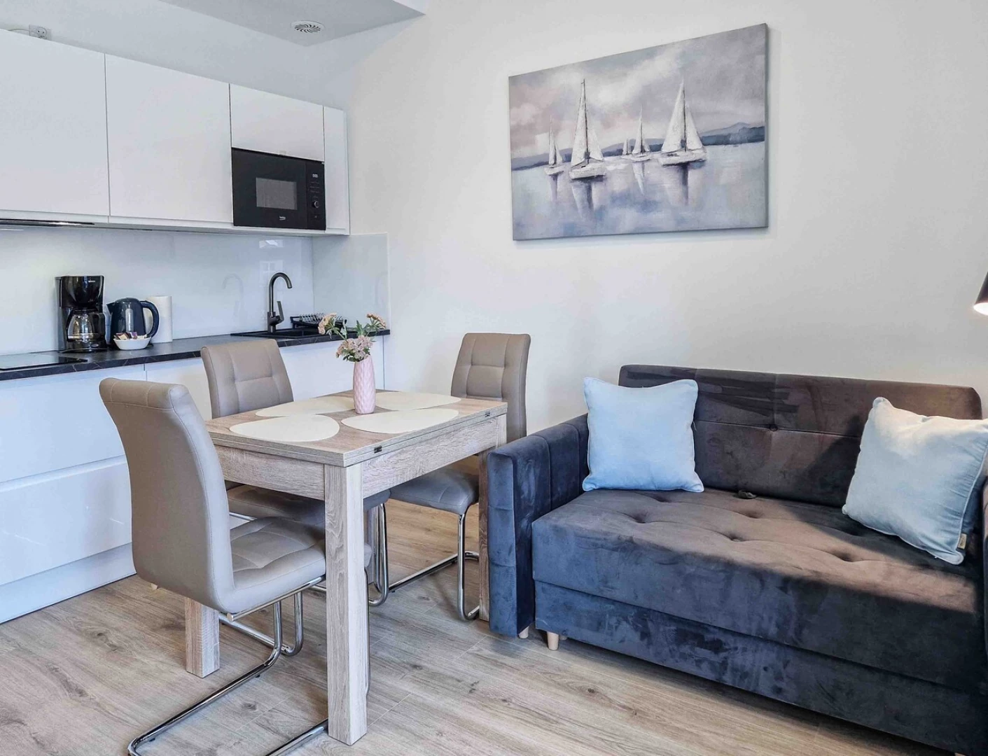 Ferienwohnung Drei Kronen Swinemünde 54 – Küche und Sofa
