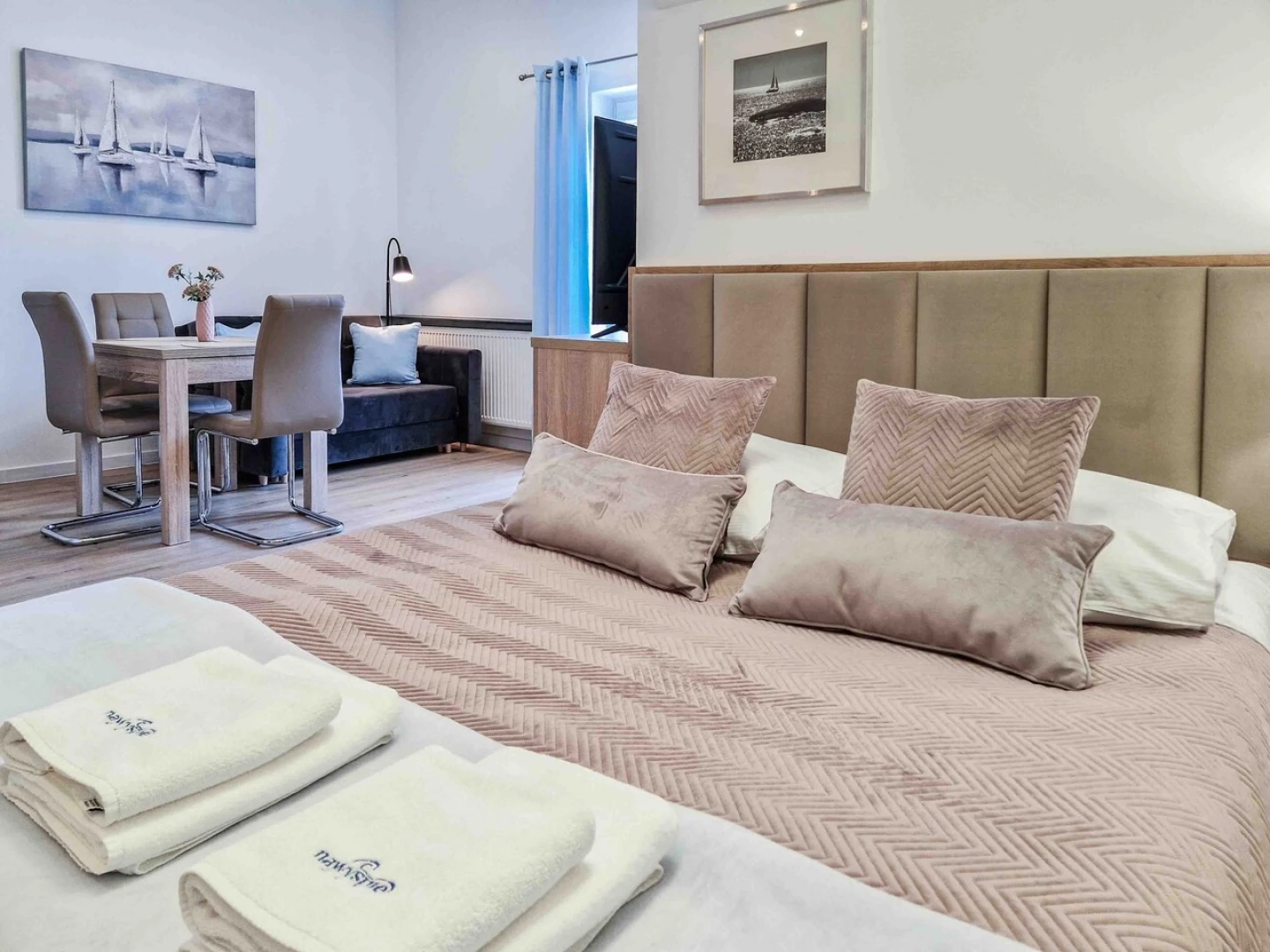 Ferienwohnung Drei Kronen Swinemünde 54 – Bett und Essbereich