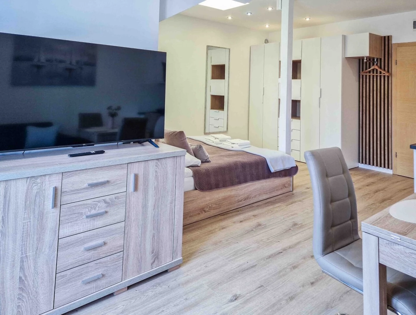 Ferienwohnung Drei Kronen Swinemünde 54 – TV und Schlafbereich